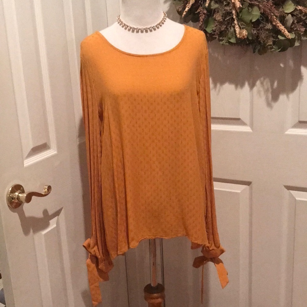 Half slit sleeve shirt with wrist ties